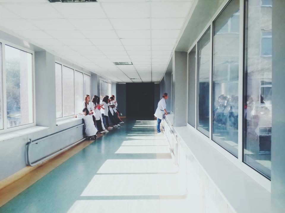 Corredor de hospital com equipe médica
