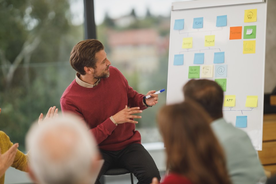 Equipe reunida discutindo o plano de saúde da empresa